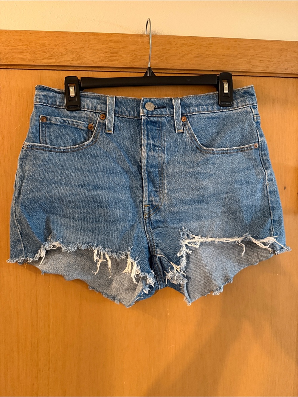 Levi’s Women’s 501 Medium Wash High Rise Denim Jean Shorts Size 30